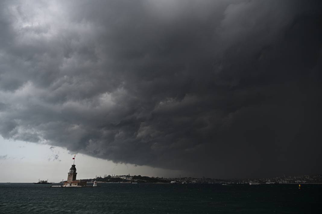 İstanbul'da sağanak hayatı felç etti! Araçlar sular altında kaldı 8